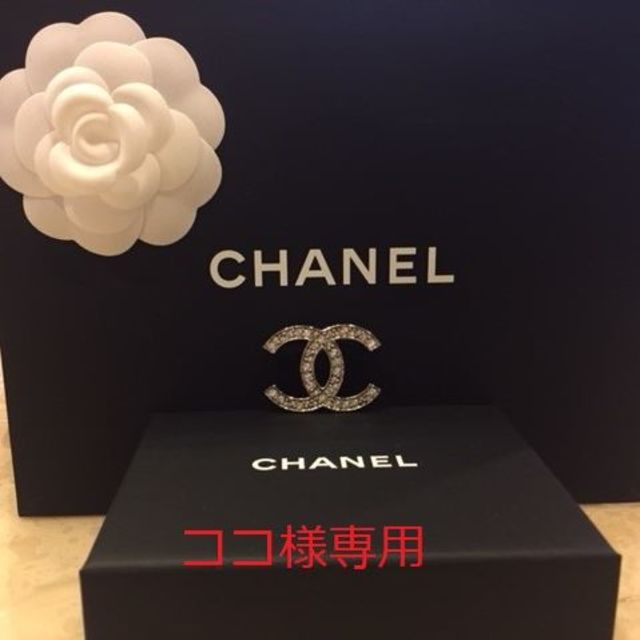 CHANEL(シャネル)の【正規品・美品】シャネル♡ラインストーンブローチ レディースのアクセサリー(ブローチ/コサージュ)の商品写真