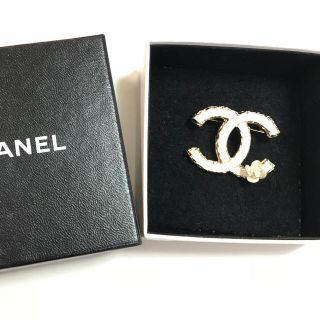 シャネル(CHANEL)のCHANEL シャネル★新品同様 ココマーク カメリア ブローチ ホワイト(ブローチ/コサージュ)