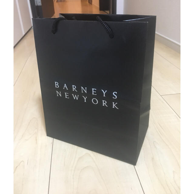 BARNEYS NEW YORK(バーニーズニューヨーク)の新品未使用バーニーズニューヨークショッパー買い物紙袋ギフト包装ラッピング黒４枚組 レディースのバッグ(ショップ袋)の商品写真