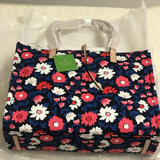 kate spade new york(ケイトスペードニューヨーク)の★新品★ ケイトスペード 18年春新作 デイジー柄トートバッグ レディースのバッグ(トートバッグ)の商品写真