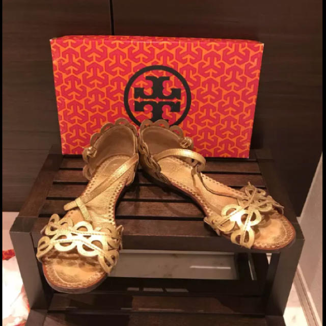 Tory Burch(トリーバーチ)のトリーバーチ ゴールドサンダル サイズ8  25センチ Tory Burch レディースの靴/シューズ(サンダル)の商品写真