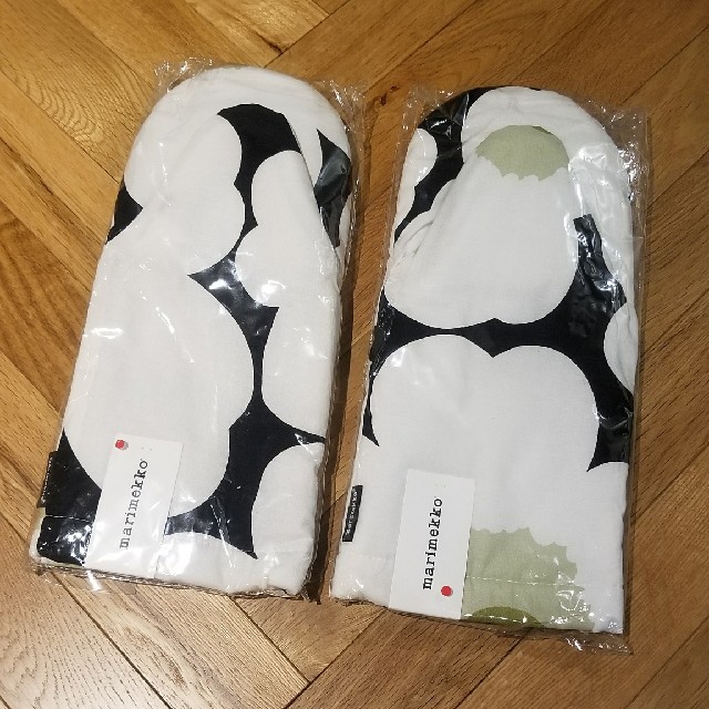 marimekko(マリメッコ)のmarimekko　ウニッコ　オーブンミトン　鍋つかみ　ペア　未開封品 インテリア/住まい/日用品のキッチン/食器(収納/キッチン雑貨)の商品写真