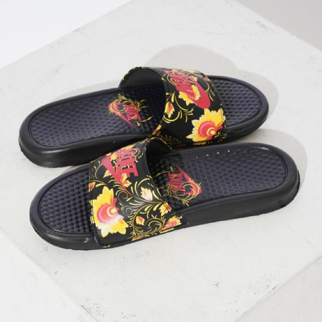 NIKE(ナイキ)のベナッシ ナイキ NIKE WMNS BENASSI F サンダル フラワー 花 メンズの靴/シューズ(サンダル)の商品写真