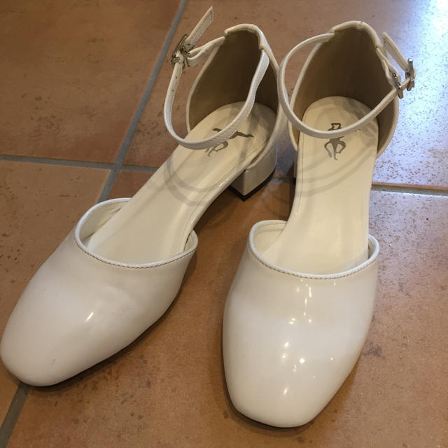 ホワイト パンプス レディースの靴/シューズ(ハイヒール/パンプス)の商品写真