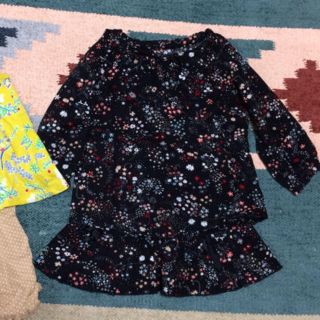 ユニクロ(UNIQLO)の美品☆女の子 80cm上下セット☆花柄トップススカート(シャツ/カットソー)