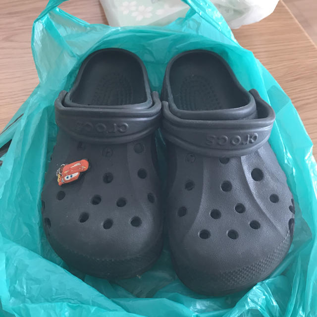 crocs(クロックス)のクロックス☆濃いグレー キッズ/ベビー/マタニティのキッズ靴/シューズ(15cm~)(サンダル)の商品写真