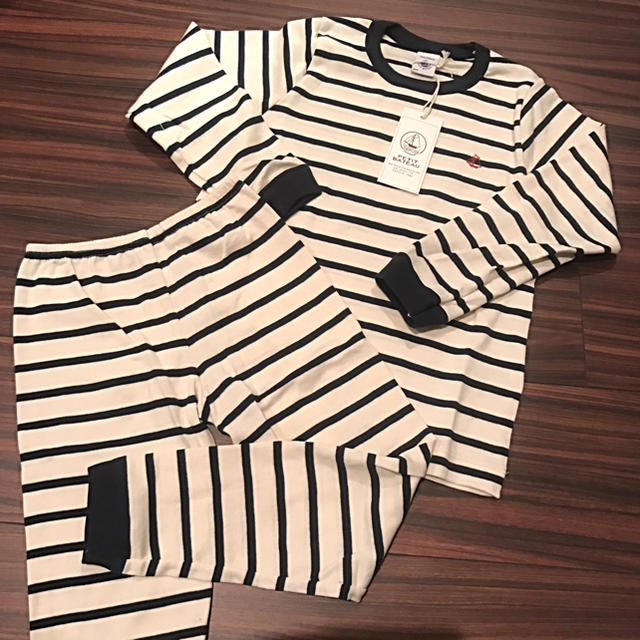 PETIT BATEAU(プチバトー)のプチバトー 17AW マリニエール長袖パジャマ 5ans 新品 キッズ/ベビー/マタニティのキッズ服男の子用(90cm~)(パジャマ)の商品写真