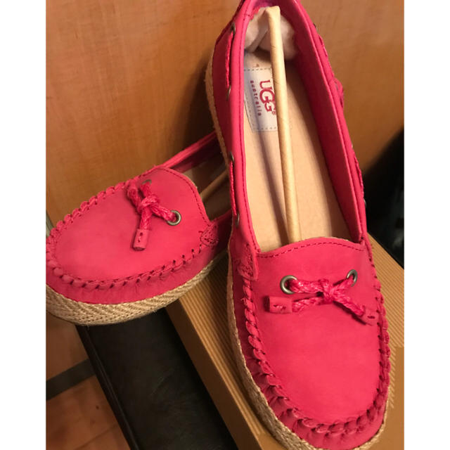 UGG(アグ)の新品 UGG 入手困難なピンク色デッキシューズ サイズ 37 レディースの靴/シューズ(スニーカー)の商品写真