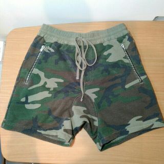 FOG - FEAR OF GOD ESSENTIALS SHORTS CAMO