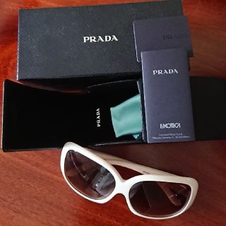 プラダ(PRADA)のPRADA サングラス ホワイト白ぶち 送料無料(サングラス/メガネ)