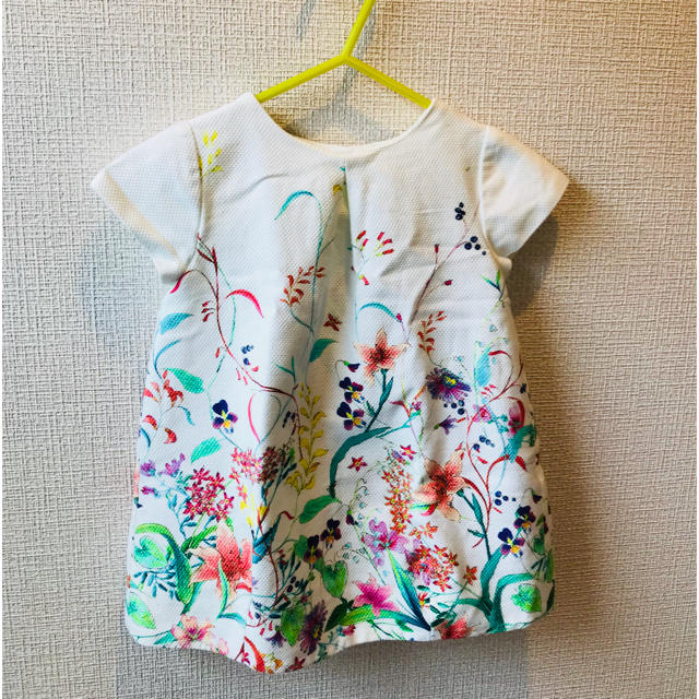 ZARA KIDS(ザラキッズ)の美品☆ZARAベイビー☆花がら鮮やかワンピース size80 キッズ/ベビー/マタニティのベビー服(~85cm)(ワンピース)の商品写真