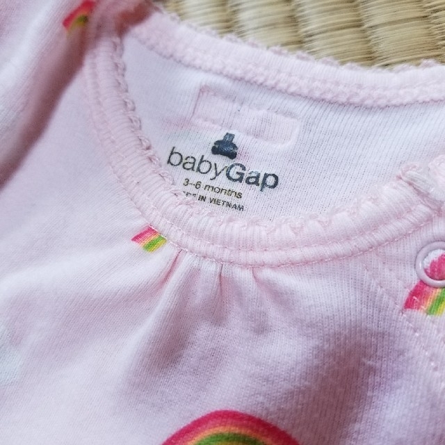 babyGAP(ベビーギャップ)のbabyGap ロンパース3～6months 虹柄のみ キッズ/ベビー/マタニティのベビー服(~85cm)(ロンパース)の商品写真