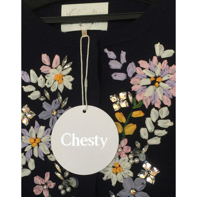 Chesty(チェスティ)の【新品・未使用】Chesty 刺繍ビジュー付きカーディガン  専用です。 レディースのトップス(カーディガン)の商品写真