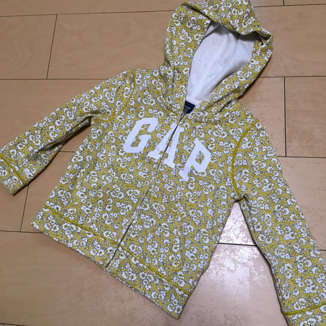 babyGAP(ベビーギャップ)のbaby Gap 花柄パーカー キッズ/ベビー/マタニティのキッズ服女の子用(90cm~)(ジャケット/上着)の商品写真