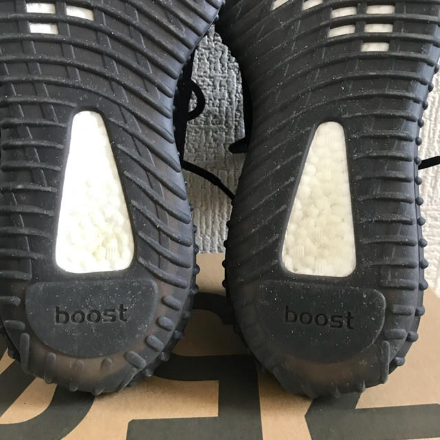 adidas(アディダス)のyeezy boost 350 v2 oreo メンズの靴/シューズ(スニーカー)の商品写真