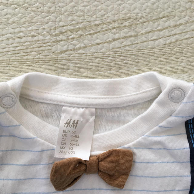 H&M(エイチアンドエム)のサスペンダー付き tシャツ パンツ セット売り 男の子 ベビーおしゃれ キッズ/ベビー/マタニティのベビー服(~85cm)(Ｔシャツ)の商品写真