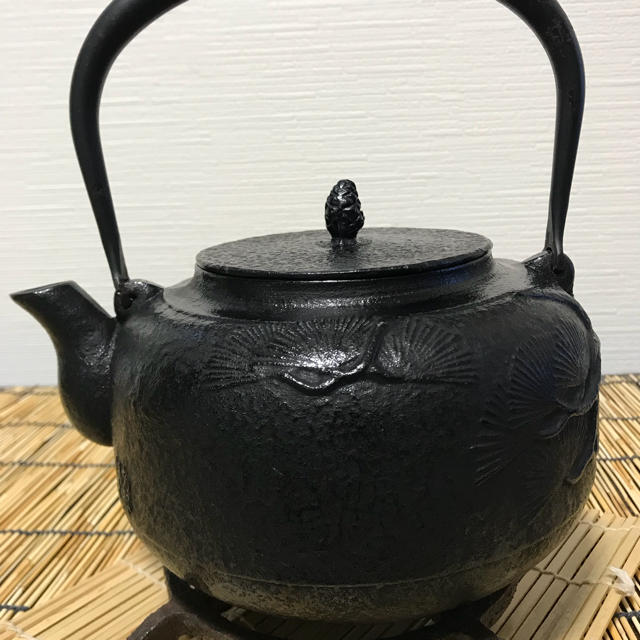 南部鉄瓶 南部運南堂 鍋元 梨地盛上老松紋様 松毬摘 ＵＳＥＤ 美品  売約済み エンタメ/ホビーの美術品/アンティーク(金属工芸)の商品写真