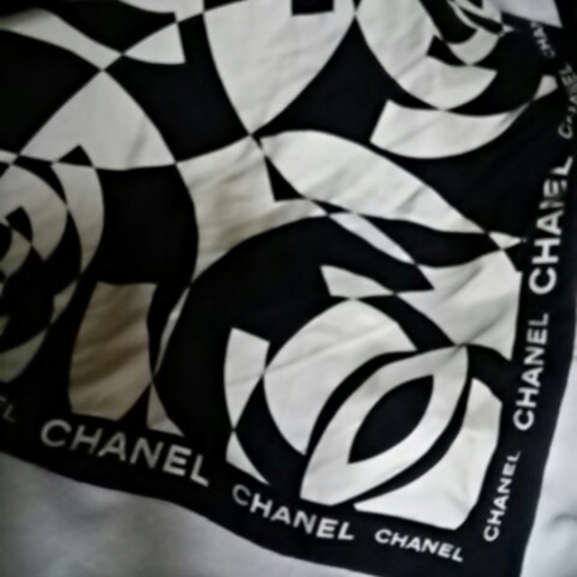 CHANEL(シャネル)の美品★シャネルシルクスカーフ黒白 レディースのファッション小物(バンダナ/スカーフ)の商品写真