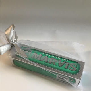 マービス(MARVIS)の新品 MARVIS クラシック ストロング ミント 75ml　歯磨き粉(歯磨き粉)