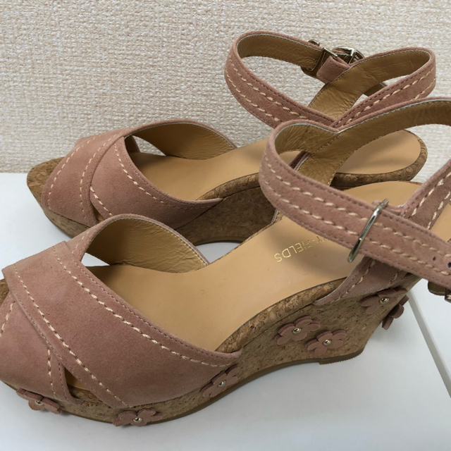 STRAWBERRY-FIELDS(ストロベリーフィールズ)の新品未使用 ストロベリーフィールズ フラワー サンダル L 24センチ相当 レディースの靴/シューズ(サンダル)の商品写真