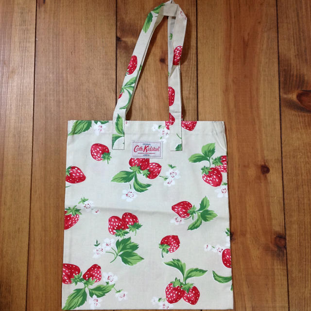 Cath Kidston(キャスキッドソン)の新品 キャスキッドソン コットンブックバッグ ストロベリー レディースのバッグ(トートバッグ)の商品写真