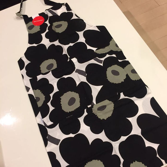 marimekko(マリメッコ)の【新品】マリメッコ エプロン marimekko ブラック インテリア/住まい/日用品のキッチン/食器(収納/キッチン雑貨)の商品写真