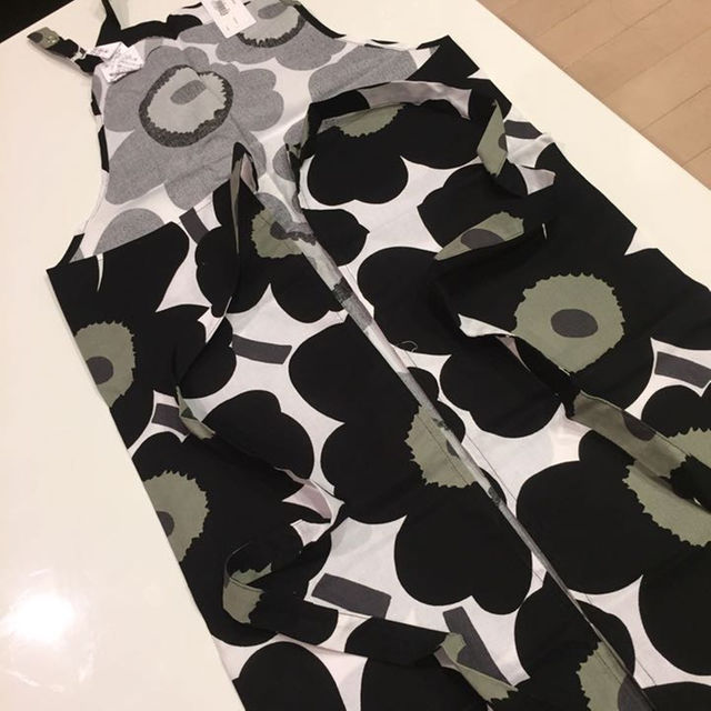 marimekko(マリメッコ)の【新品】マリメッコ エプロン marimekko ブラック インテリア/住まい/日用品のキッチン/食器(収納/キッチン雑貨)の商品写真