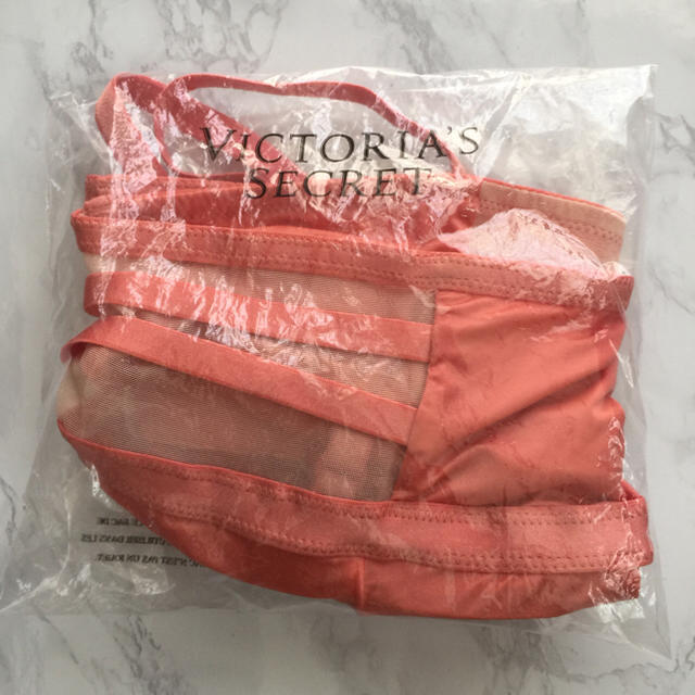 Victoria's Secret(ヴィクトリアズシークレット)の【オシャレ】ヴィクトリア シークレット サテン パット付き ブラレット レディースの下着/アンダーウェア(ブラ)の商品写真