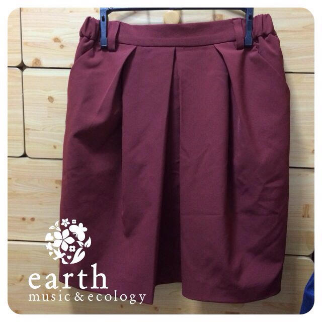 earth music & ecology(アースミュージックアンドエコロジー)のearth☆タックタイトスカート レディースのスカート(ひざ丈スカート)の商品写真