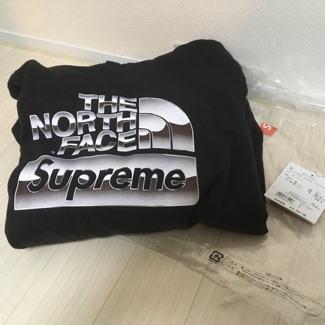 Supreme(シュプリーム)のsupreme north FACE  5/12日まで、掲載。 メンズのトップス(パーカー)の商品写真