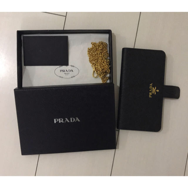 PRADA(プラダ)の【正規品】PRADA  iPhone plus ケース チェーン付き スマホ/家電/カメラのスマホアクセサリー(iPhoneケース)の商品写真