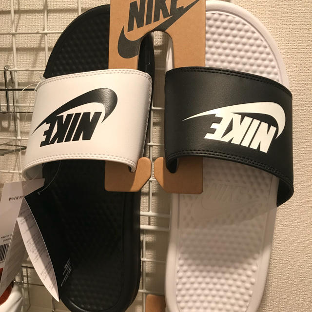 NIKE(ナイキ)のNIKE ベナッシ 白黒 ミスマッチ 27cm サンダル 新品未使用 メンズの靴/シューズ(サンダル)の商品写真