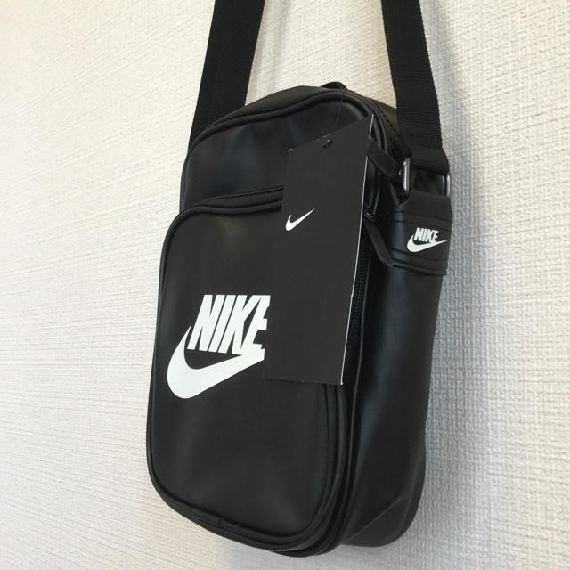 NIKE(ナイキ)のNIKE ショルダーバッグ 新品 タグ付き 即購入OK ブラック☆ レディースのバッグ(ショルダーバッグ)の商品写真