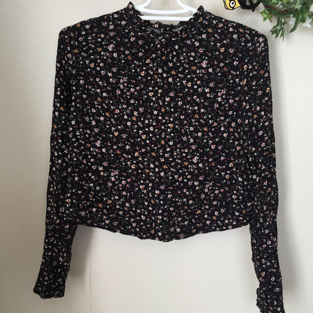 Bershka(ベルシュカ)の花柄ブラウス ショート丈 レディースのトップス(シャツ/ブラウス(長袖/七分))の商品写真