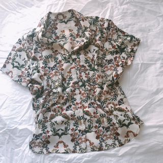 トゥデイフル(TODAYFUL)のFlower Print Shirts (シャツ/ブラウス(半袖/袖なし))