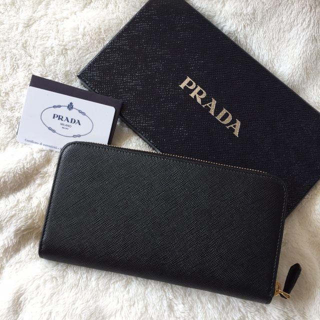 PRADA(プラダ)の新品！PRADA メタルロゴ サフィアーノ ラウンド 長財布 レディースのファッション小物(財布)の商品写真