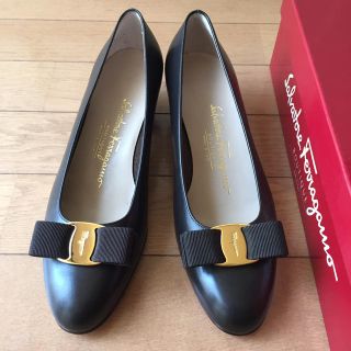 サルヴァトーレフェラガモ(Salvatore Ferragamo)のサルヴァトーレフェラガモ VARA ローヒールパンプス  (ハイヒール/パンプス)