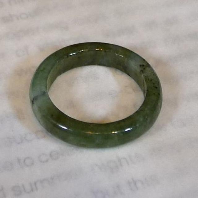 J407　980円　ヒスイ翡翠リング指輪　9号　ジェイド　きれいなモスグリーン レディースのアクセサリー(リング(指輪))の商品写真