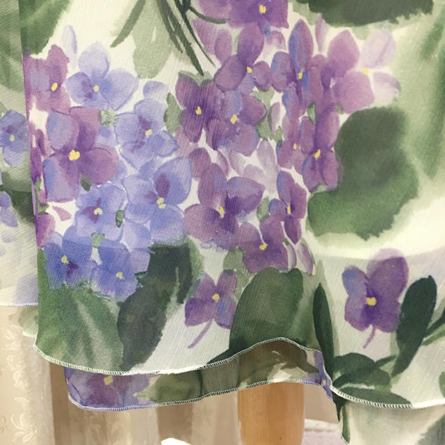 STRAWBERRY-FIELDS(ストロベリーフィールズ)のストロベリーフィールズ♡ 紫陽花柄が素敵なスカート♡ レディースのスカート(ひざ丈スカート)の商品写真