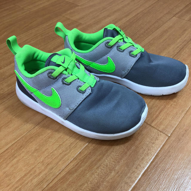 NIKE(ナイキ)のナイキキッズスニーカー キッズ/ベビー/マタニティのキッズ靴/シューズ(15cm~)(スニーカー)の商品写真