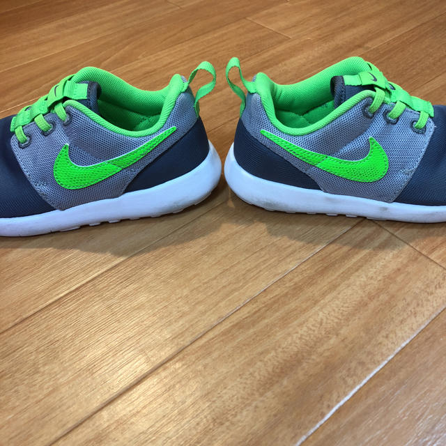 NIKE(ナイキ)のナイキキッズスニーカー キッズ/ベビー/マタニティのキッズ靴/シューズ(15cm~)(スニーカー)の商品写真