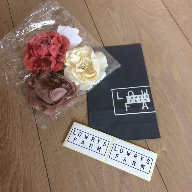 LOWRYS FARM(ローリーズファーム)の新品 送料込み LOWRYS FARM  ヘアアクセサリー3点  花飾り レディースのヘアアクセサリー(ヘアゴム/シュシュ)の商品写真