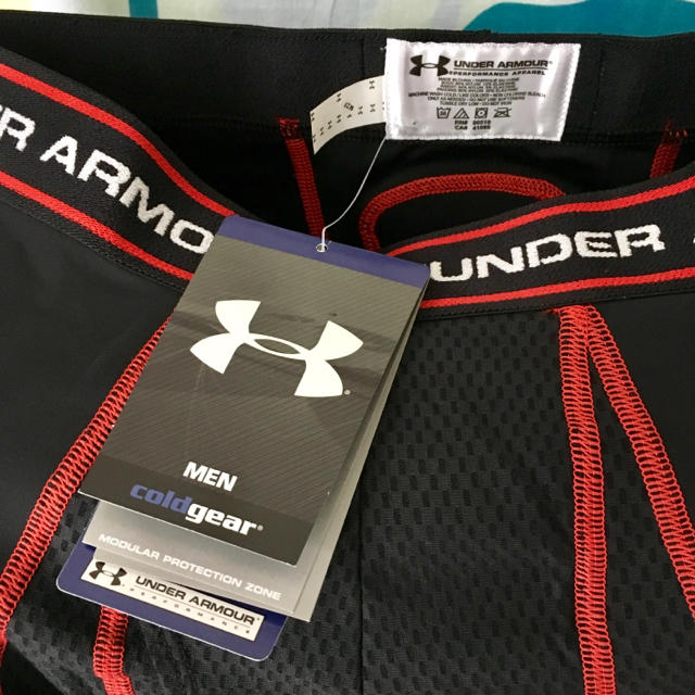 UNDER ARMOUR(アンダーアーマー)のUNDERARMOURアンダーアーマーUS限定MPZコールドギアM スポーツ/アウトドアのサッカー/フットサル(ウェア)の商品写真