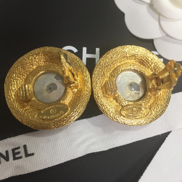 CHANEL(シャネル)の週末SALE♡ ♡CHANEL ♡ヴィンテージ♡フェイクパールイヤリング レディースのアクセサリー(イヤリング)の商品写真