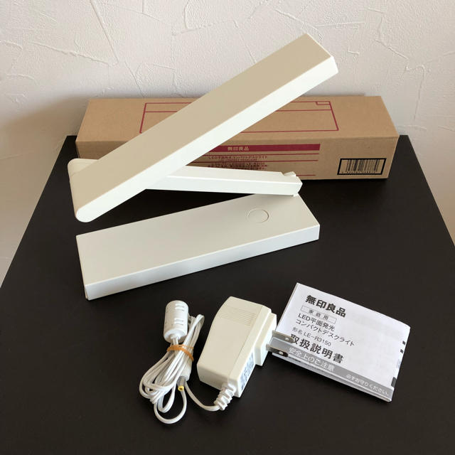 MUJI (無印良品)(ムジルシリョウヒン)の無印良品  LED平面発光 コンパクトデスクライト  LE-R3150 インテリア/住まい/日用品のライト/照明/LED(テーブルスタンド)の商品写真