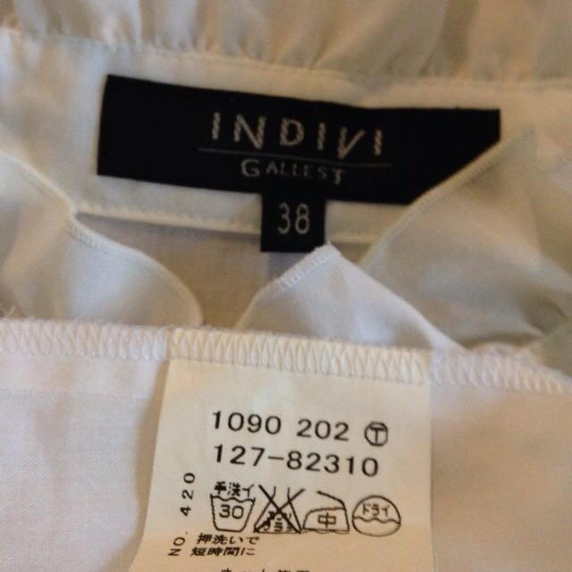 INDIVI(インディヴィ)のINDIVIフリル白シャツ レディースのトップス(シャツ/ブラウス(長袖/七分))の商品写真