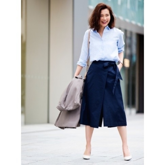UNIQLO - 未使用 UNIQLO ハイウエストラップミディスカンツ ネイビー M ...