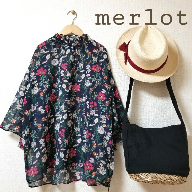 merlot(メルロー)の今季新作＊♫メルロー フラワーブラウス ネイビー レディースのトップス(シャツ/ブラウス(長袖/七分))の商品写真