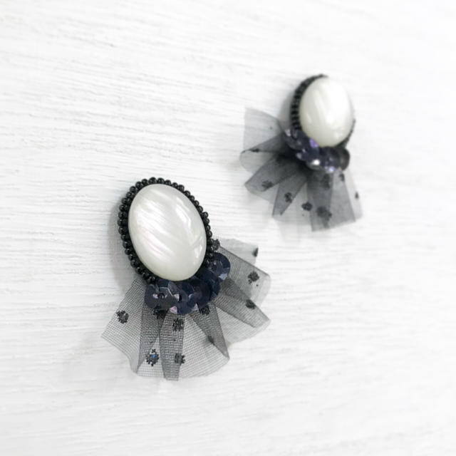 シェル風カボション×ビーズ刺繍 ドットチュール ピアス 1