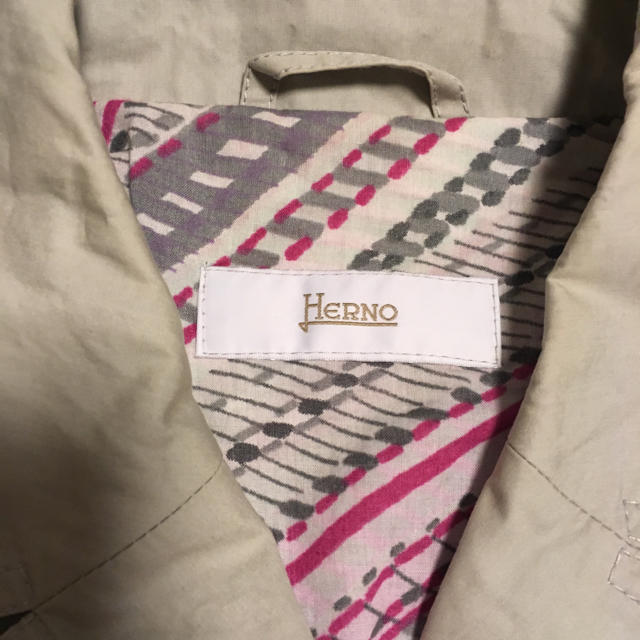 HERNO(ヘルノ)のヘルノ44ベージュスプリングコート正規店購入モンクレールタトラス レディースのジャケット/アウター(スプリングコート)の商品写真